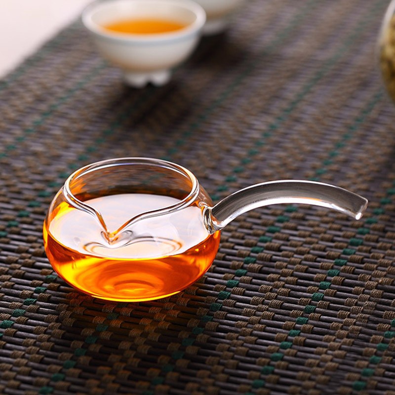 Creative household long-handled side-handled fair cup, high-temperature resistant Gongfu tea glass tea divider, glass spoon, tea ceremony accessories full figure