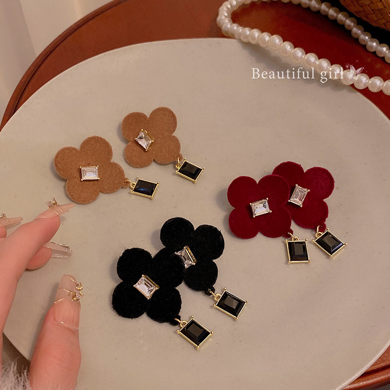 Autumn and winter velvet flower earrings for women, new 2024 style, versatile, high-end, elegant, retro zircon tassel earrings Specification drawing