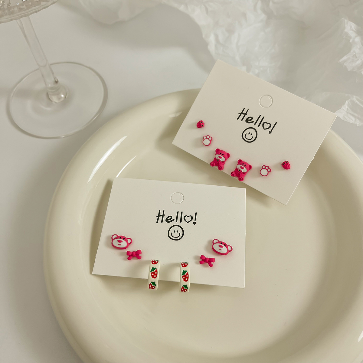 The popular Strawberry Bear series silver needle stud earrings 2024 new style earrings for female students, cute and small earrings, stud earrings Specification drawing