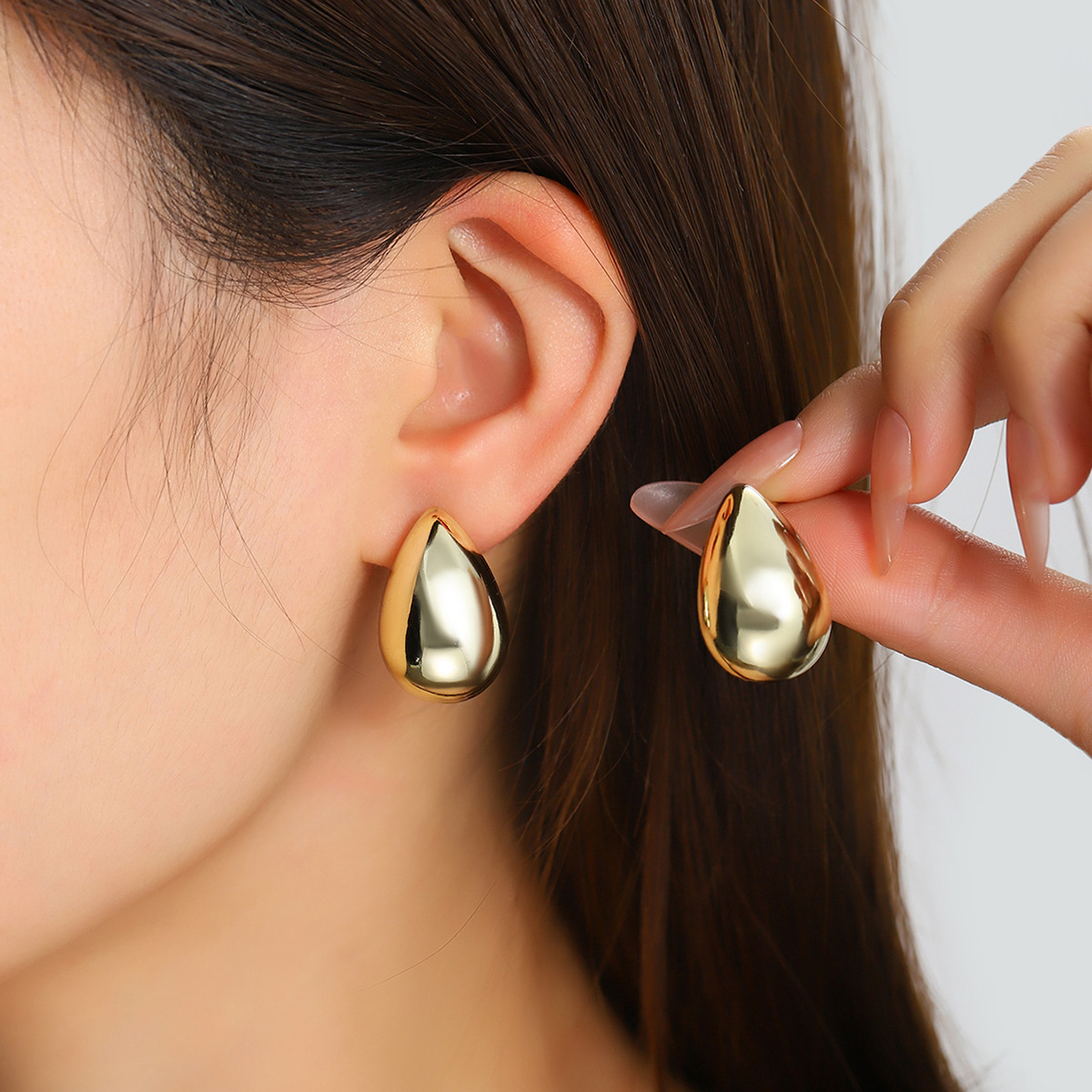 European and American cross-border Hong Kong-style Doudou ear stud earrings, a niche and high-end look, party small water drop earrings, ear stud factory direct sales full figure