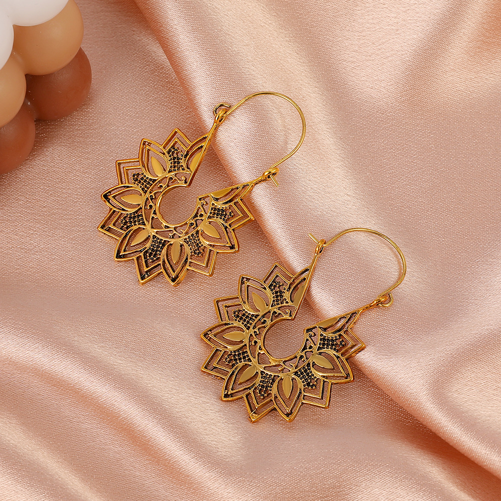 Cross-border retro alloy hollowed-out flower earrings, Bohemian fashion exaggerated geometric stud earrings, ethnic style earrings for women Application Scenario