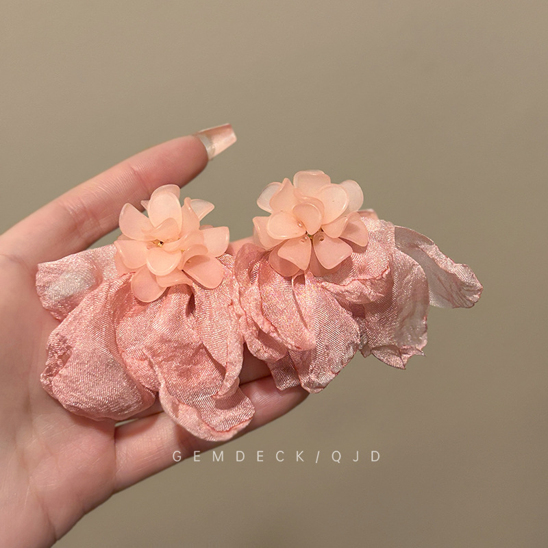 Pink chiffon petal super fairy-like stud earrings create a sweet and charming atmosphere that accentuates the face. Small earrings with a forest-style vacation vibe and high-end quality details Picture