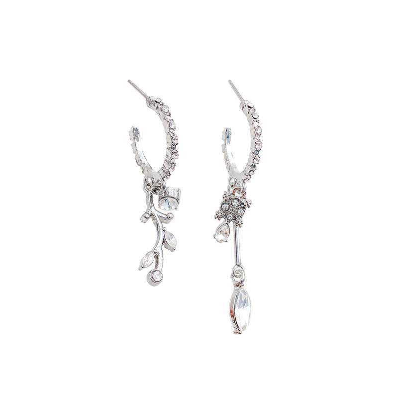 The diamond-encrusted tassel earrings are a trendy and niche design for women with an ins style. They exude a sense of sophistication and are versatile, making them a bestseller for a stylish look Item Picture