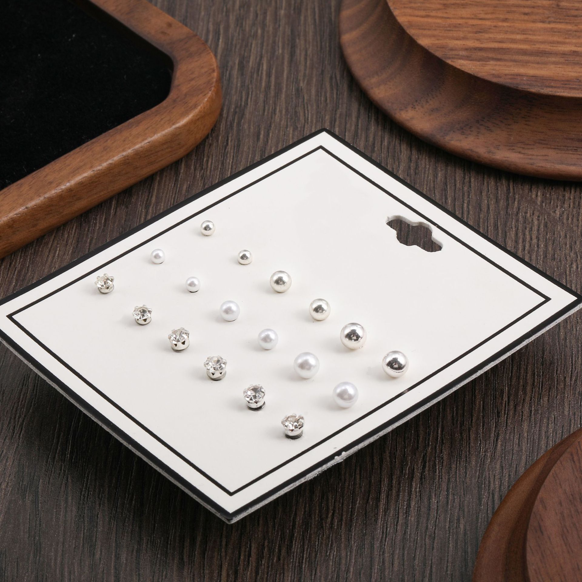 A set of multiple pairs of earrings and stud earrings, a new type of alloy earrings with cross-border pearls from Europe and America. Wholesale from the manufacturer full figure
