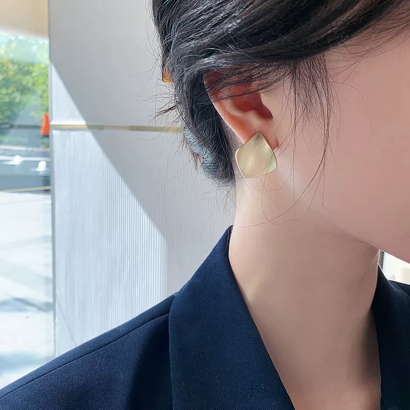 Golden earrings for women, 2025 New bestseller, retro Hong Kong style, high-end and elegant, niche design metal earrings Application Scenario