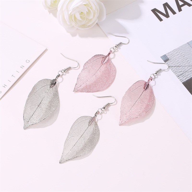 New retro earrings from Europe and America for women, long, hollowed-out leaf earrings, asymmetrical earrings, cross-border wholesale supply Application Scenario
