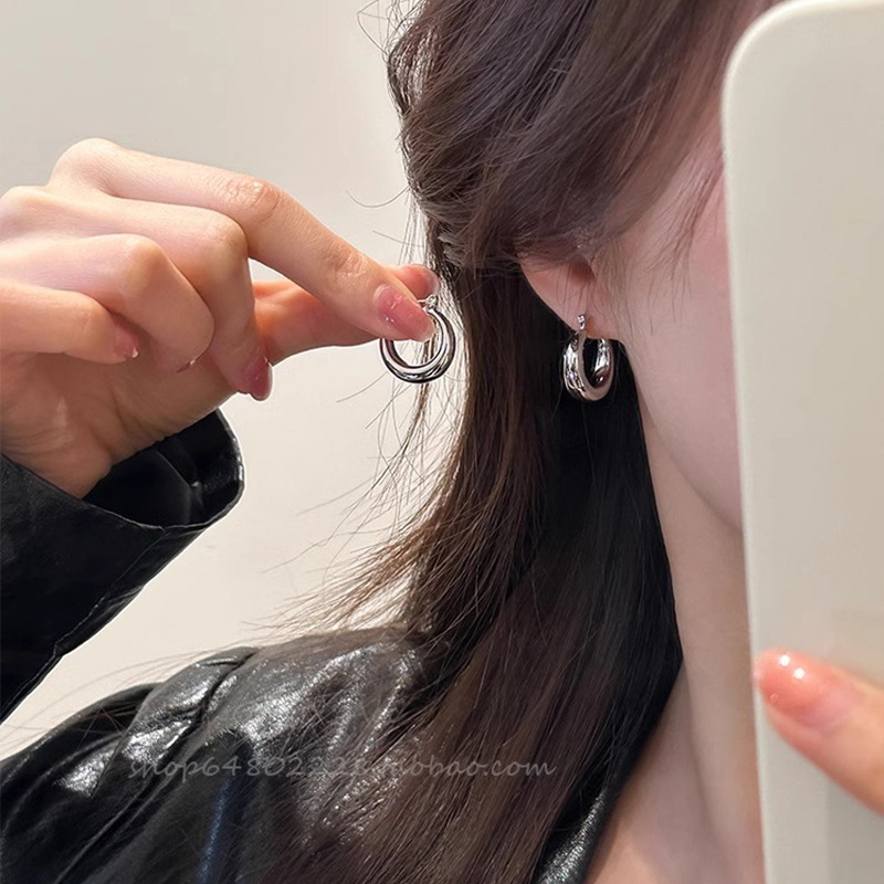 Basic and versatile gold and silver ear rings for women 2025 new bestsellers, unique plain ring earrings, fashionable ear buckles, stud earrings and other earrings details Picture