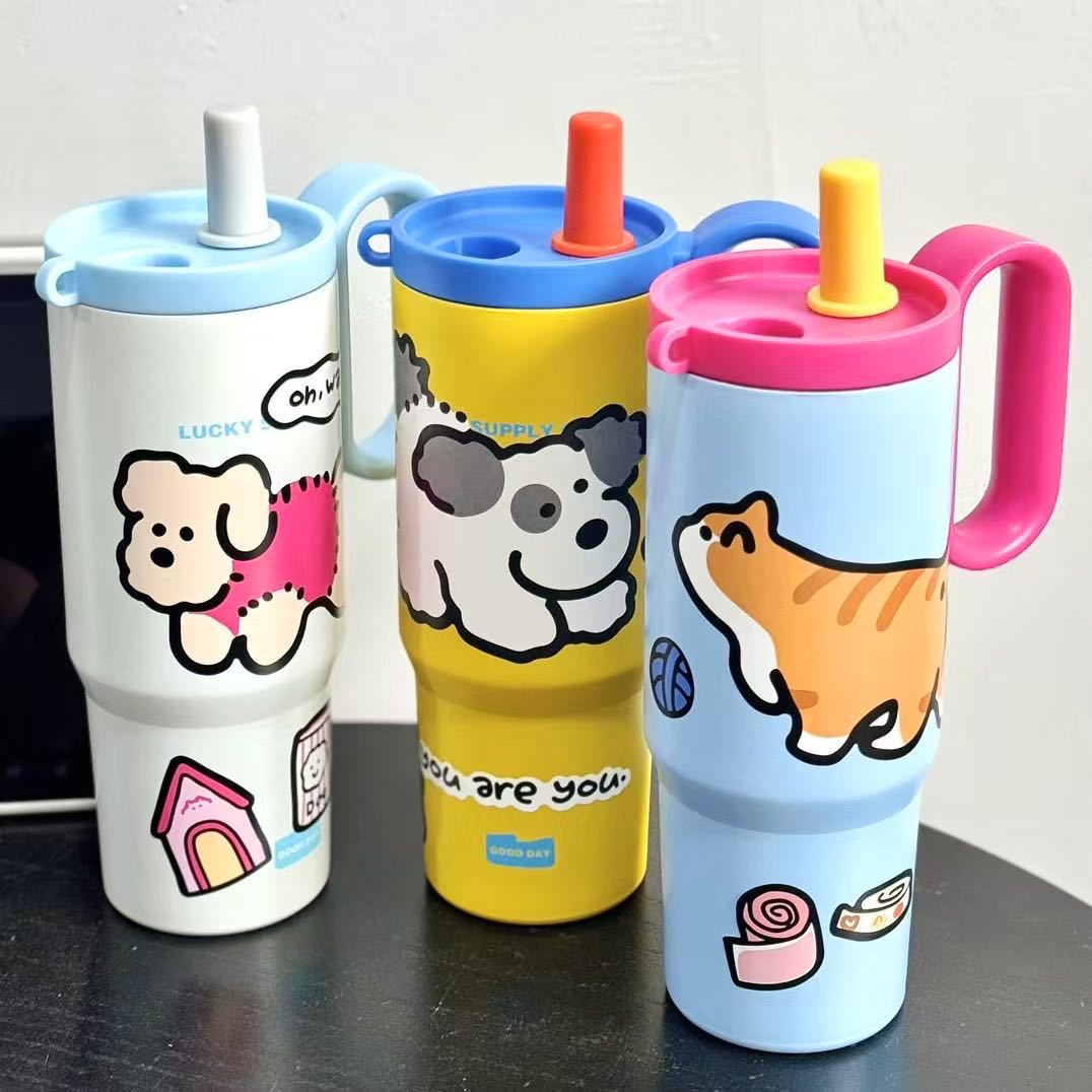 This is a portable 316 stainless steel drinking straw cup with a handle for students. It has a large capacity and a high level of appearance. It can be used for car trips full figure