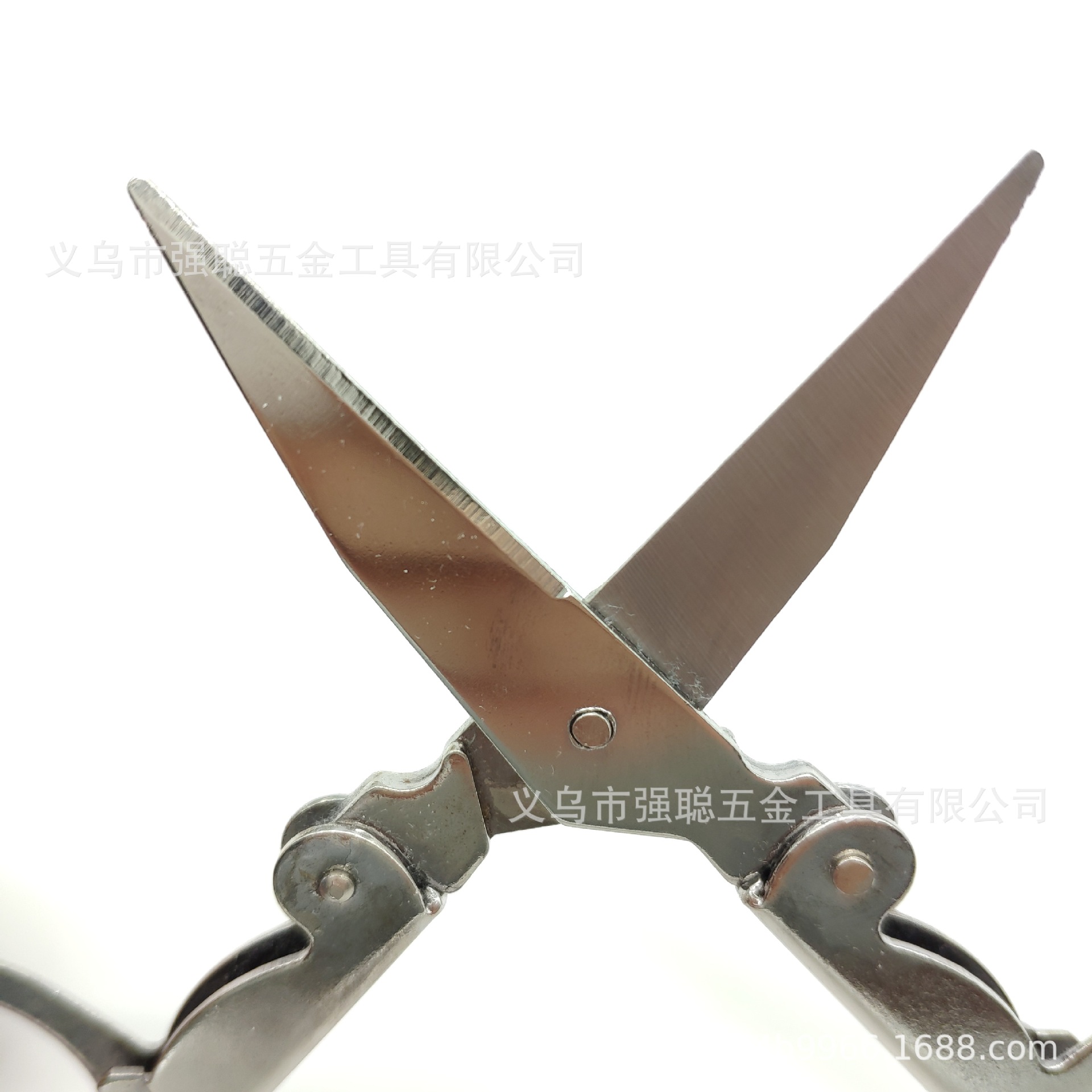 Factory direct sales of Weimao portable travel multi-functional folding scissors, mini scissors for home and outdoor use, and hand-cut scissors Application Scenario