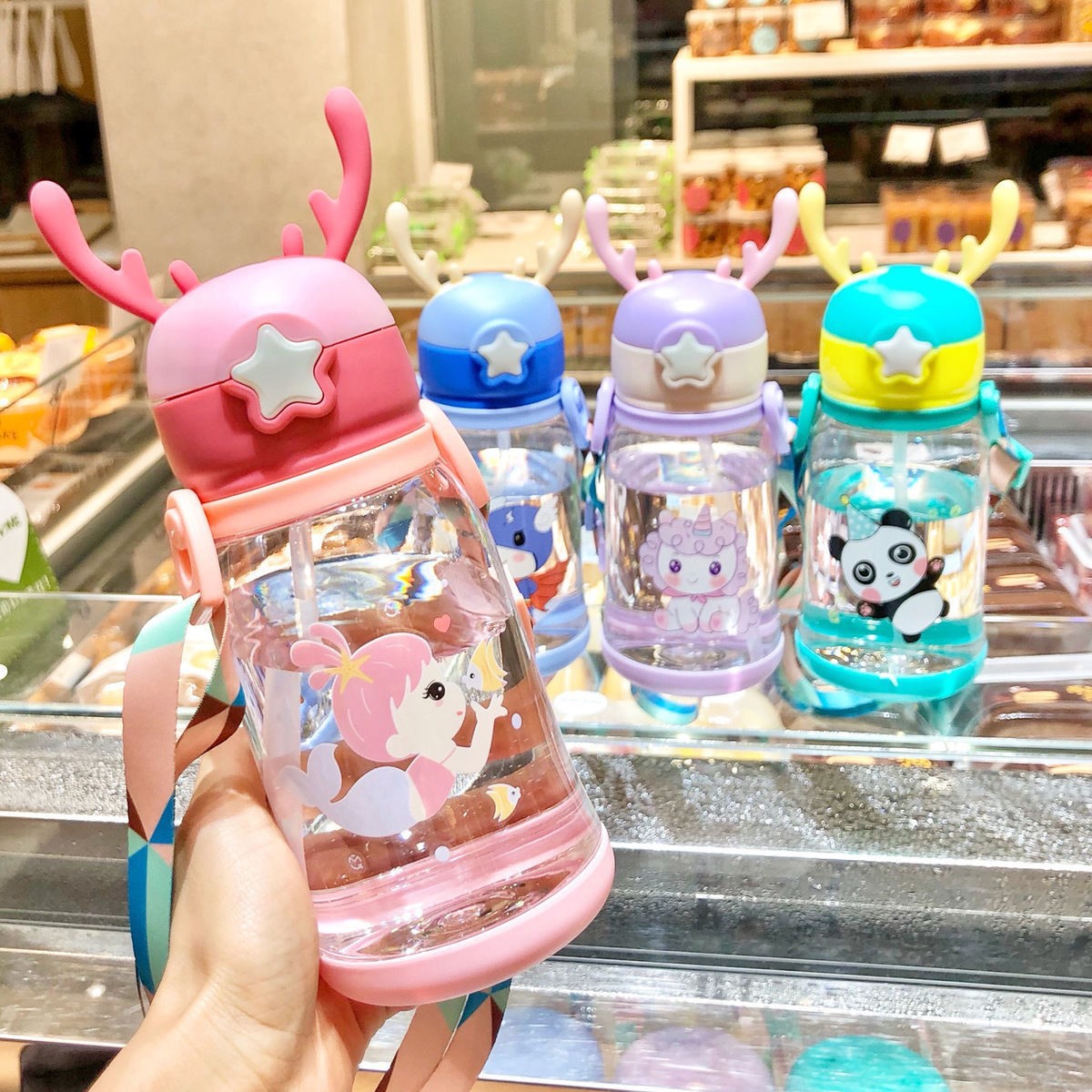 Children's straw cup, learning to drink cup, leak-proof and cute antler water bottle for boys and girls, anti-drop portable water cup for primary school students full figure