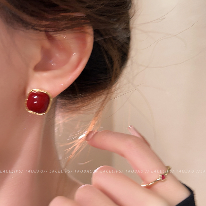 Retro Hong Kong-style red glazed stud earrings for women 2024, a new bestseller with a light luxury and high-end feel, unique and elegant earrings details Picture
