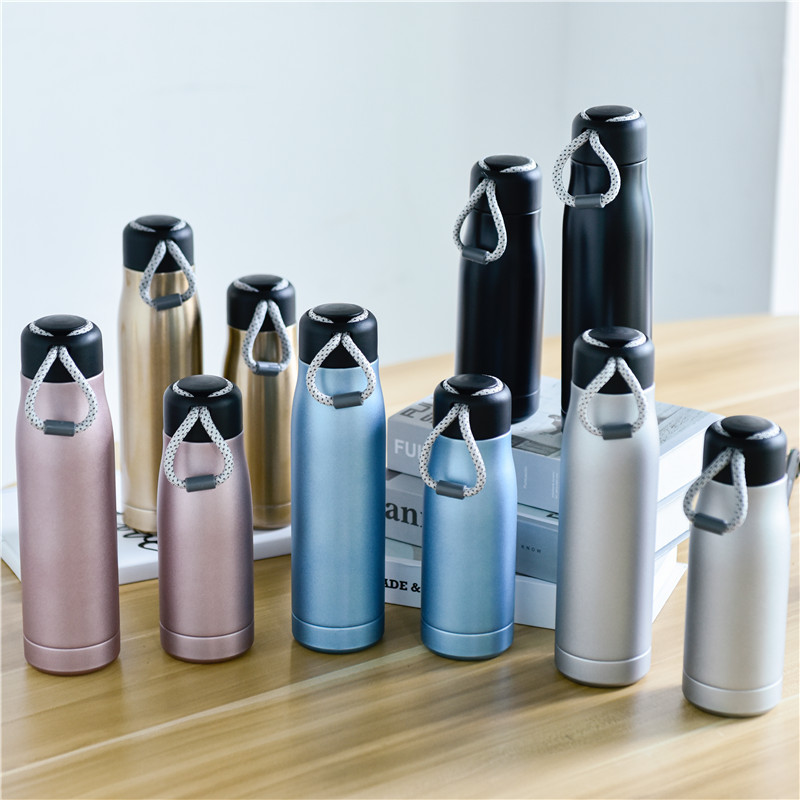 Large-capacity double-layer vacuum insulated cup with a lifting rope, portable outdoor sports water bottle, fashionable knight cup for men and women, gift cup full figure