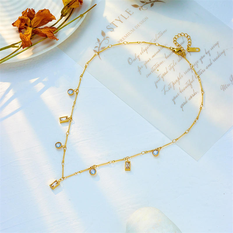 A simple, niche and fashionable square, round, diamond-encrusted pendant, chain, titanium steel jewelry from Japan and South Korea. It's a versatile, exquisite and compact necklace Specification drawing