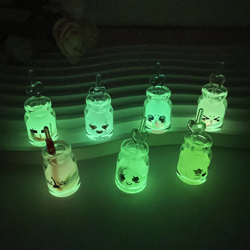 Creative cartoon cute expressions, light-absorbing juice cups, night-luminous DIY handcrafted keychains, student schoolbag pendants and accessories Application Scenario