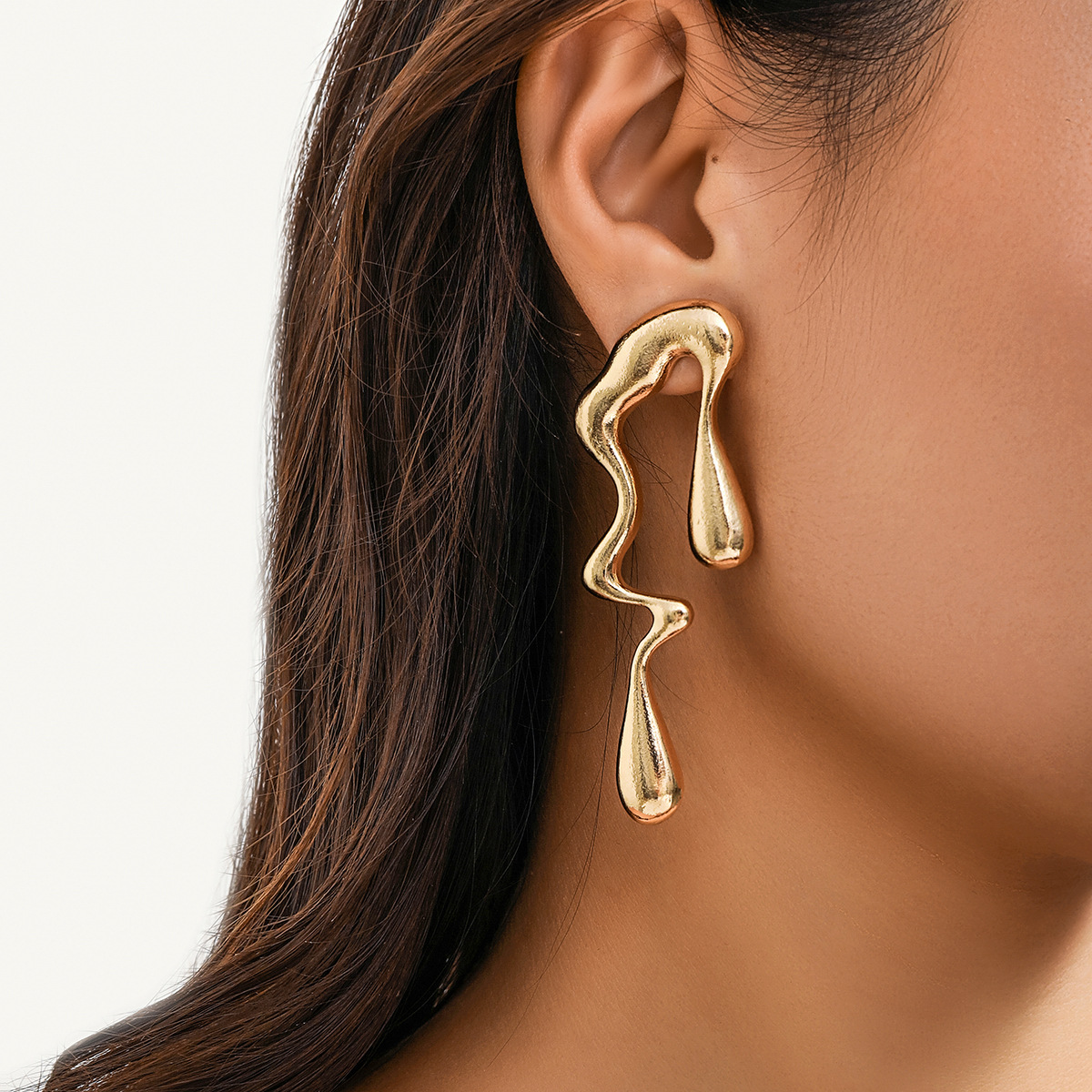 European and American niche fashion liquid metal style irregular stud earrings sweet and cool hollowed-out geometric water drop earrings Specification drawing