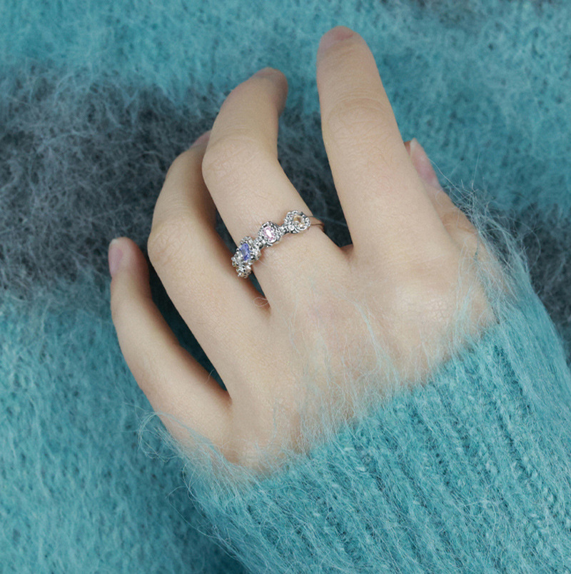 A niche design sense and elegant zircon open ring with a feminine texture, a sweet and cool in color, and a cold and trendy ins index ring full figure