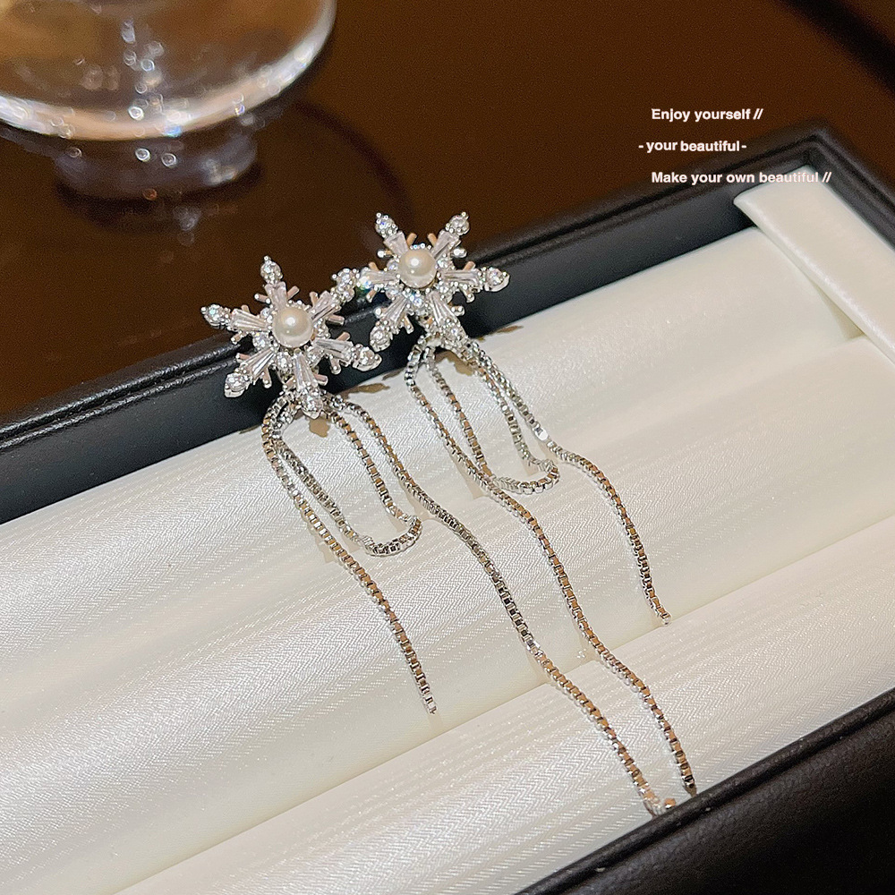A pair of earrings with a fashionable, ethereal and niche design, the same snowflake pearl and elegant tassel earrings as the Internet celebrity, for women details Picture