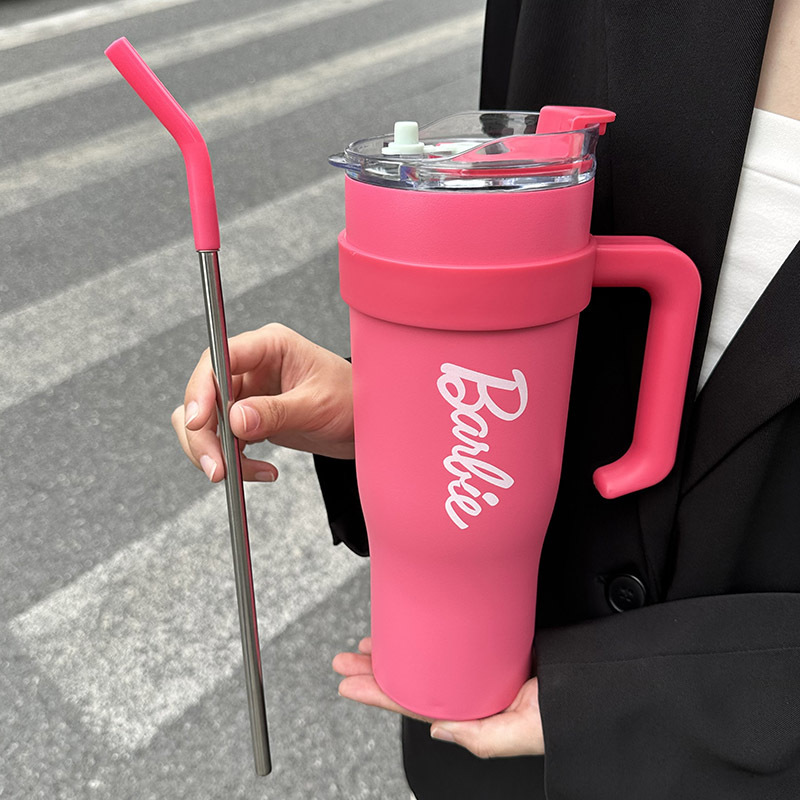 New car cup, cold and heat preservation cup, ins heat preservation cup, super large capacity, with handle, sealed and durable for girls Application Scenario