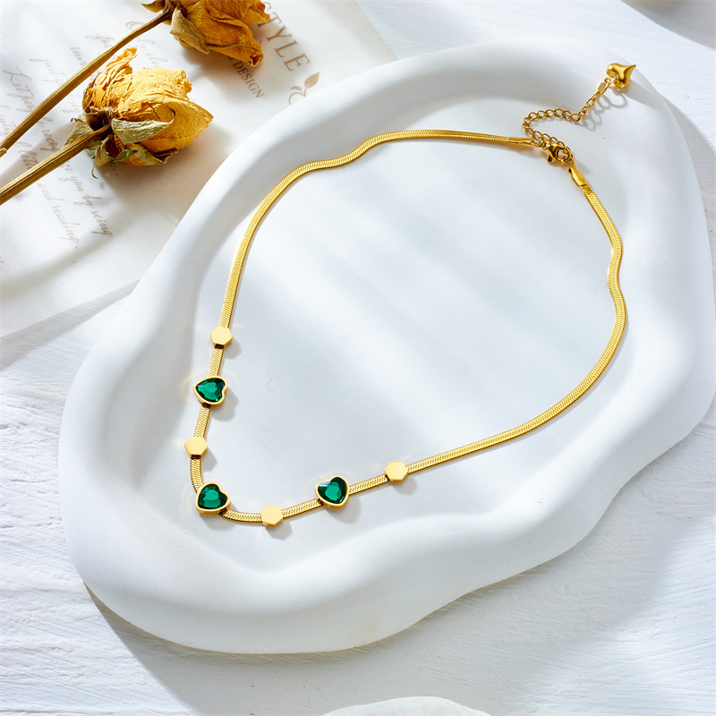 Fashionable, niche and individual design, high-end retro geometric hexagonal accessory, diamond-encrusted heart collarbone chain, gold-plated necklace Specification drawing