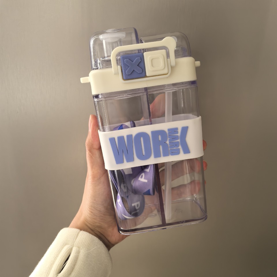 The new lettered leather strap is suitable for children to carry outdoors. It features a plastic double-drinking cup with separate compartments and a straw for direct drinking full figure