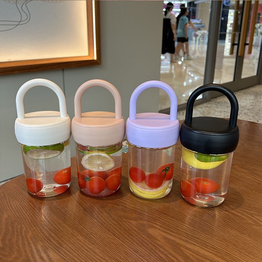 The new plastic water cup for girls' high school students has a high level of appearance. The plastic cup for summer students is simple and portable, and can be carried around. The trend of plastic cups details Picture