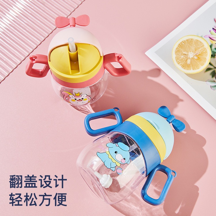 New dual-purpose children's plastic water cup, baby straw cup, cartoon handle drinking cup, kindergarten carrier water bottle Application Scenario
