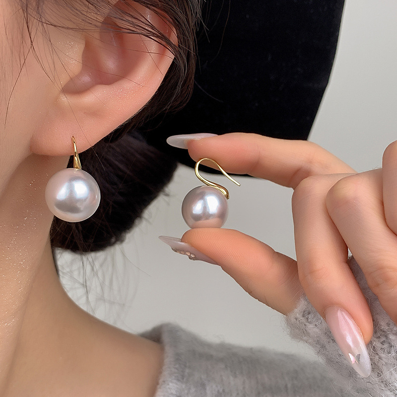 French pearl stud earrings for autumn and winter 2023, a new bestseller with a light luxury and niche design Application Scenario