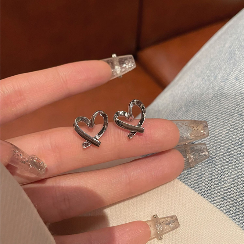 925 Silver Needle fashionable, simple and irregular heart-shaped earrings, women's Instagram niche design sense, elegant heart stud earrings full figure