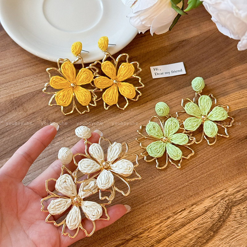 Seaside Holiday ~ Vacation style sunflower stud earrings, a niche design for women, exaggerated earrings, and stunning seaside travel earrings Specification drawing