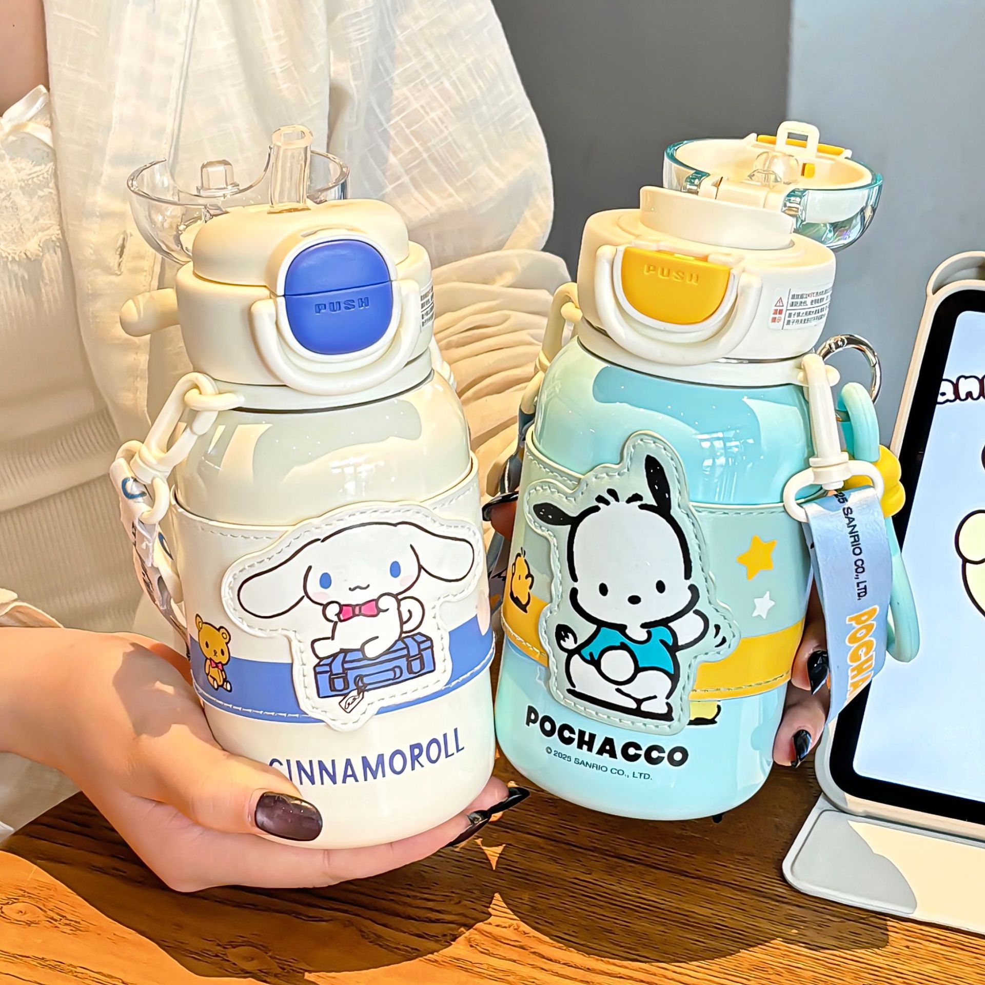 Sanrio Family series double drinking cup sleeve Children's insulated portable cup, sturdy cup ring adjustable cup rope drinking cup Application Scenario
