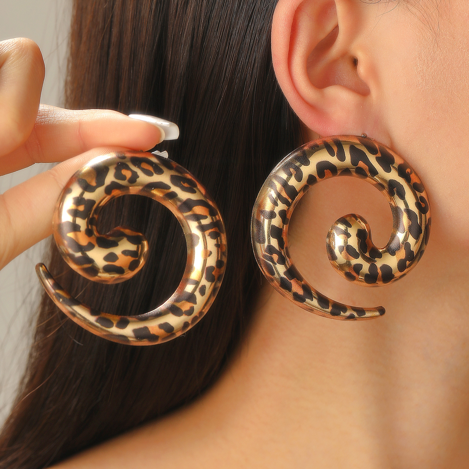 European and American cross-border leopard print geometric pattern spiral circle stud earrings are retro, exaggerated, individualistic and high-end earrings for women full figure