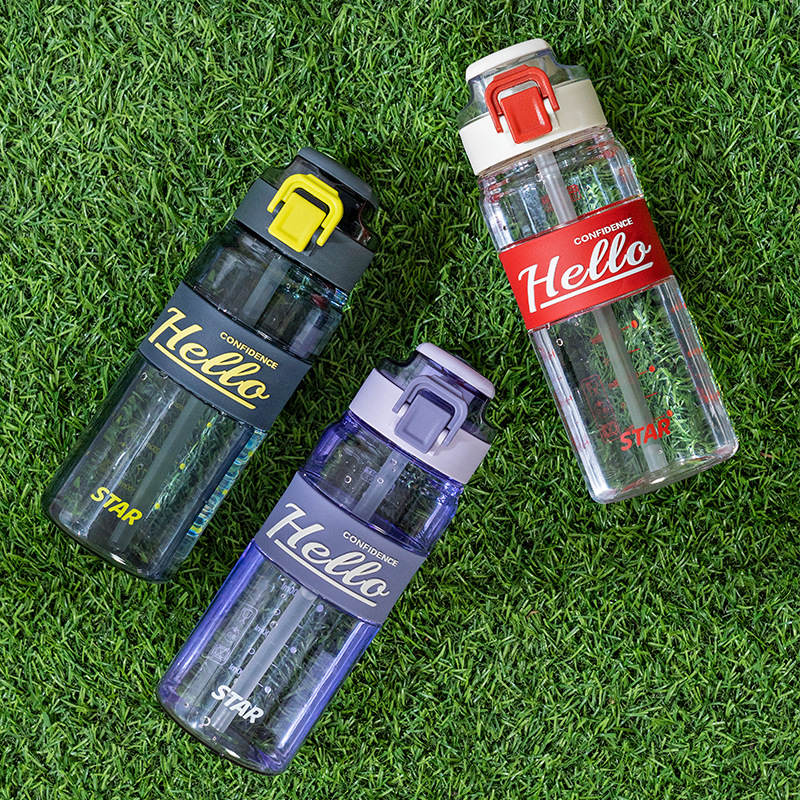 Yitong water Cup, a large-capacity plastic sports cup for girls, is specially designed for boys to go to school and is portable. It is a summer children's anti-drop cup Application Scenario