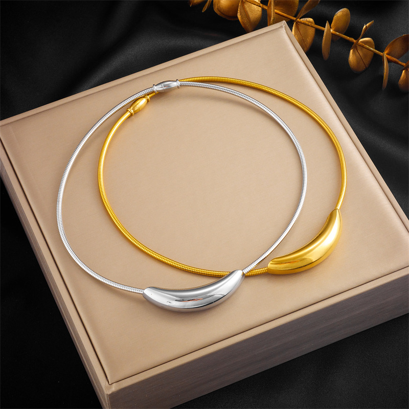 This is a unique and high-end titanium steel round plain ring necklace with exquisite European and American fashion and niche design full figure