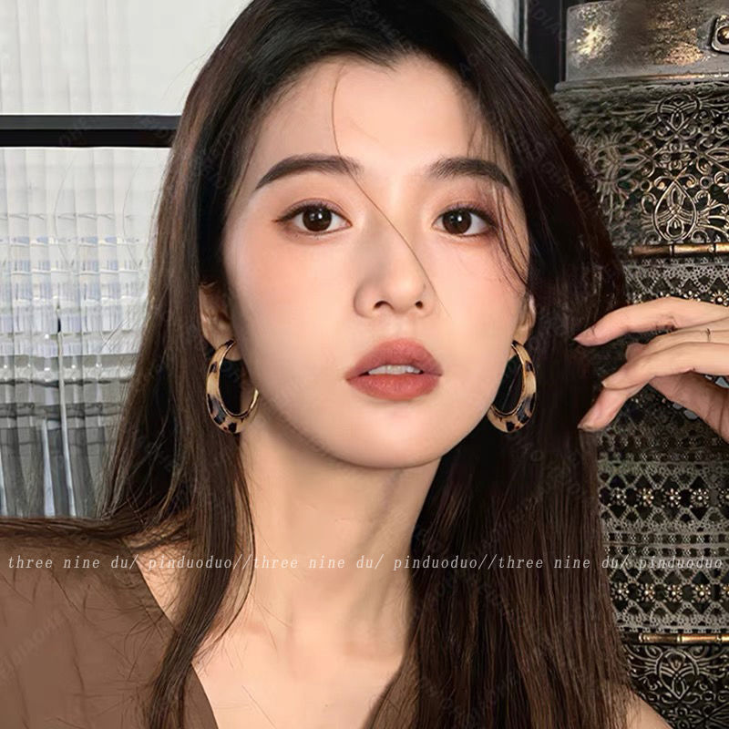 Zhao Lusi's same style of earrings suitable for autumn and winter: leopard print ear rims, high-end and elegant feminine stud earrings, model earrings Specification drawing