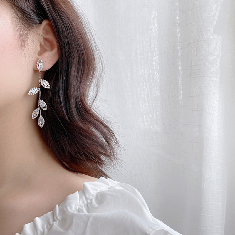 Wholesale of new Korean long tassel earrings with a light luxury and high-end feel, fashionable leaf stud earrings for women's temperament and individuality Specification drawing