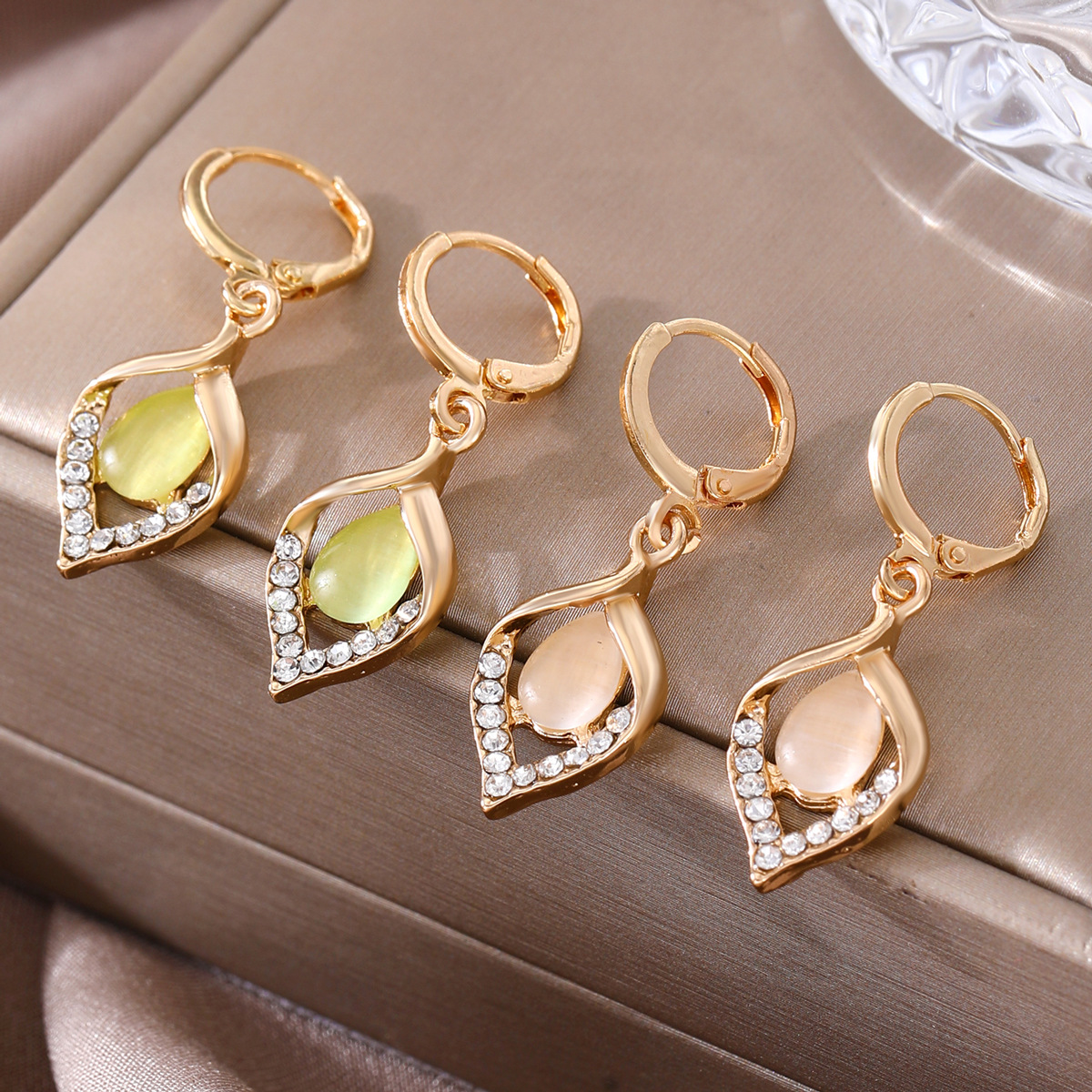 Angel Eye Cat's Eye Stone Earrings, French light luxury creative diamond-encrusted water drop earrings, European and American style diamond-shaped earrings trend Specification drawing