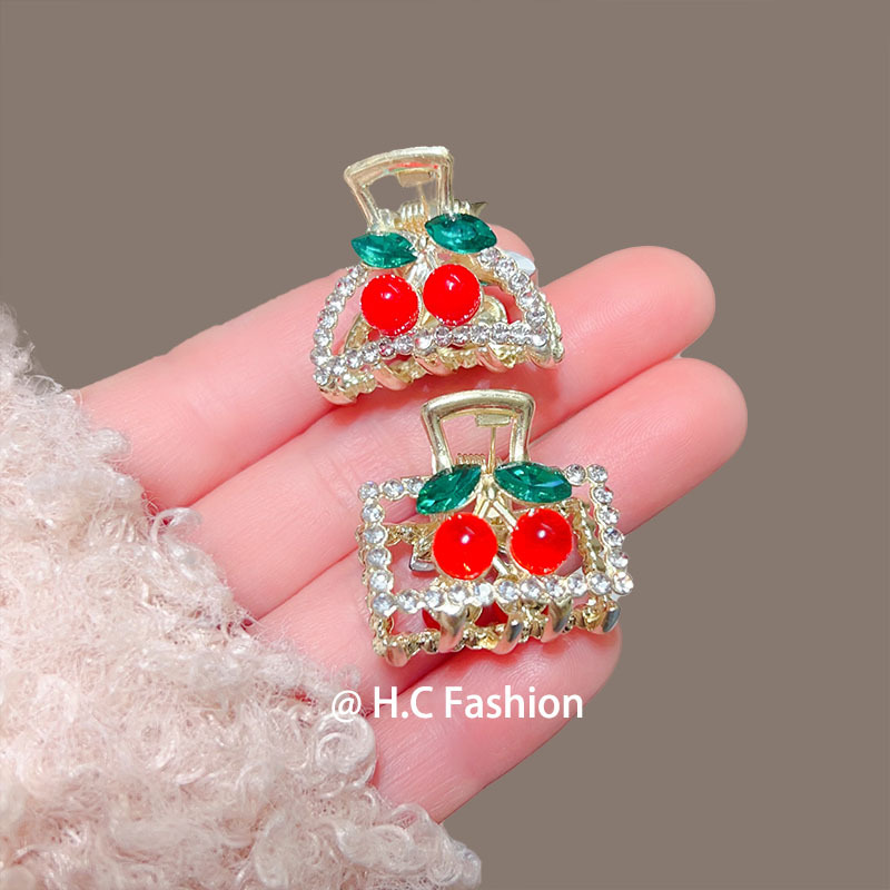 The small cherry diamond hair clip with a fresh and elegant design, the stylish bangs at the back of the head, the small scratch-off clip, is a versatile and sweet hair accessory Specification drawing