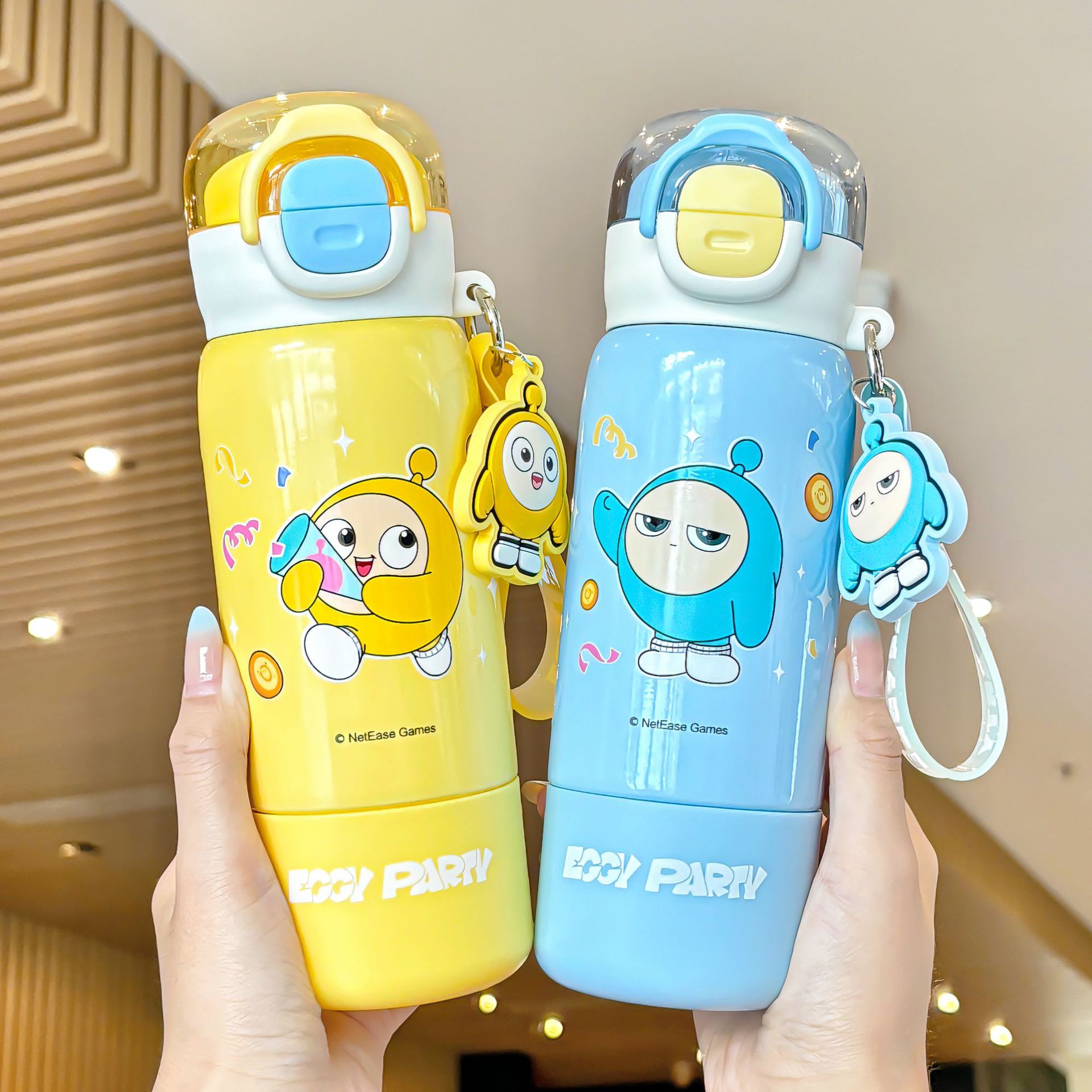 The egg doll Party Fun insulated cup comes with a sturdy teacup handle for easy carrying. It features a silk-screened design and is a double drinking cup full figure