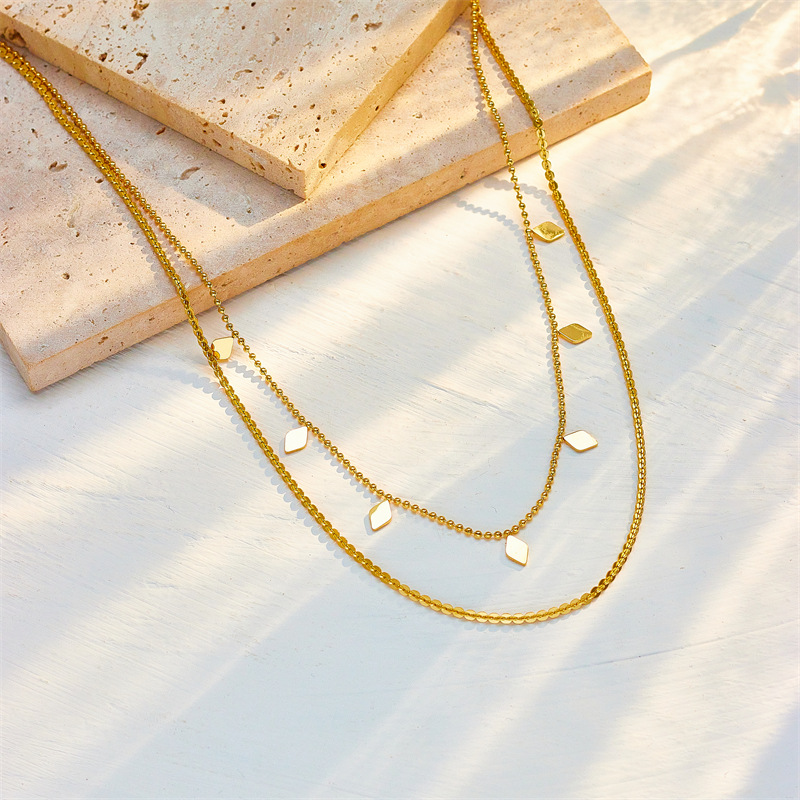 A cold and luxurious diamond-shaped sequined titanium steel double-layered design accessory necklace with a high-end European and American fashion sense details Picture