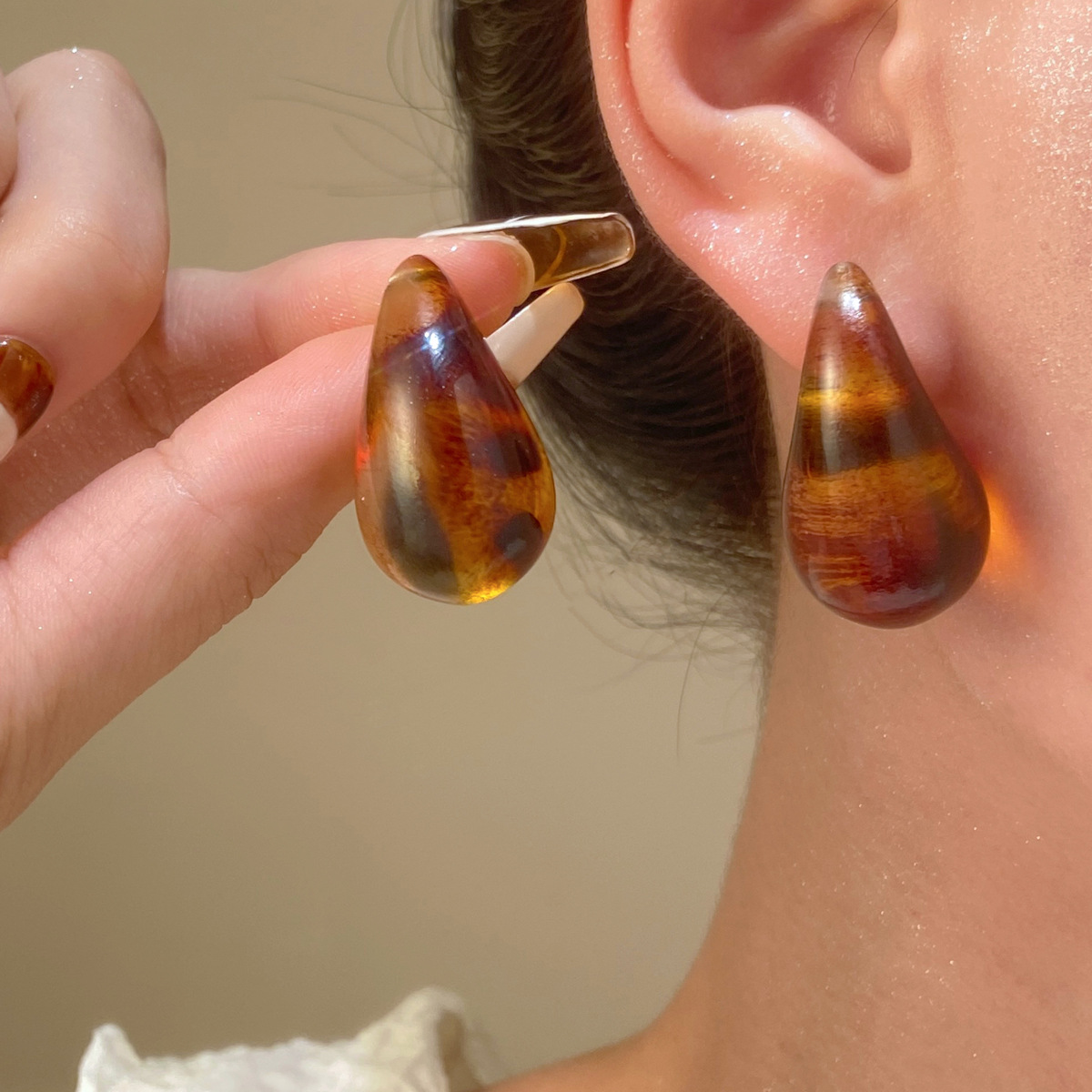 Acrylic leopard print versatile and high-end retro coffee-colored earrings, autumn and winter Merade-style stud earrings for women Application Scenario