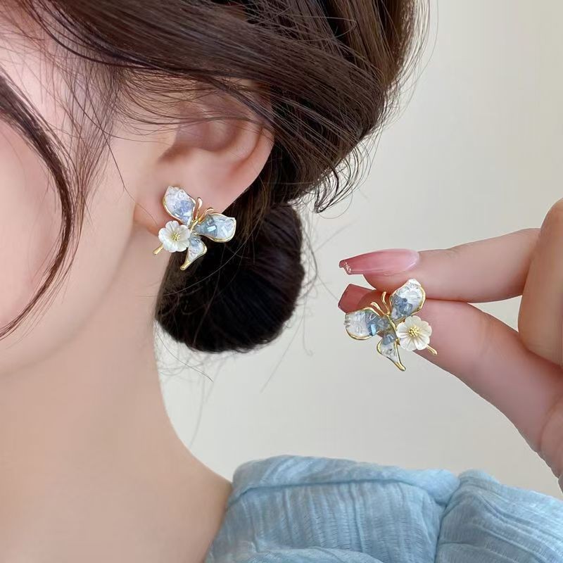 The super fairy-like gradient exquisite butterfly flower stud earrings exude a high-end, light luxury and elegant charm. The crystal earrings are versatile earrings full figure