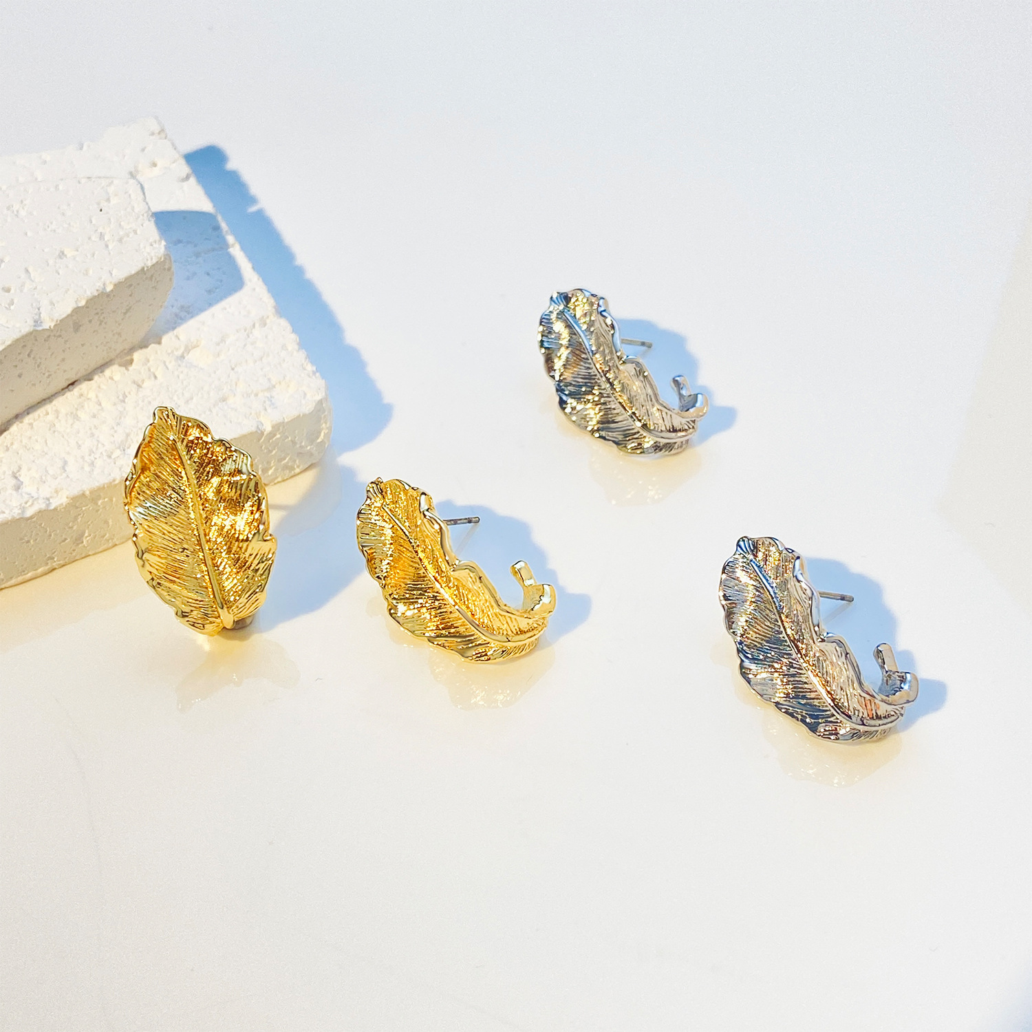 European and American InS-style golden leaf stud earrings, women's unique and elegant three-dimensional texture leaf earrings, cross-border fashionable earrings Specification drawing