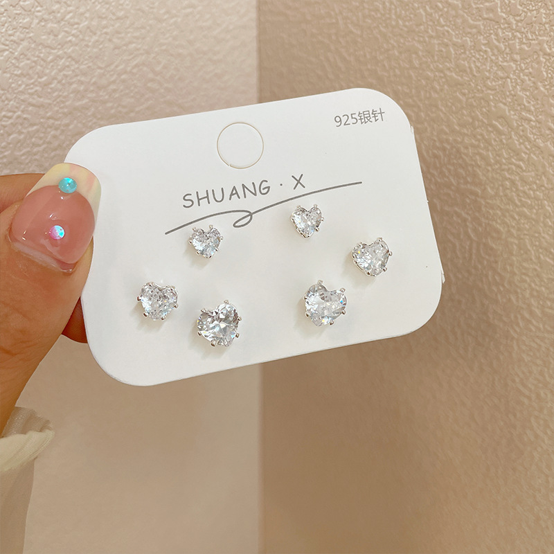 The heart-shaped zircon ear stud for nourishing ear holes doesn't need to be removed when sleeping. The small and exquisite ear stud is a light luxury, high-end and versatile ear accessory full figure