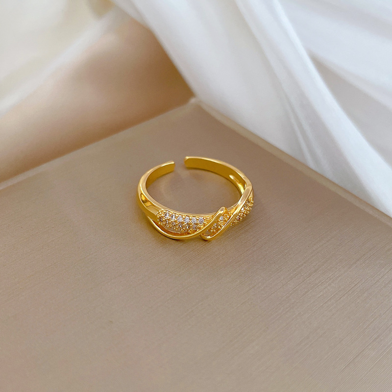 【 Real gold electroplating 】 A fashionable and slightly inlaid luxury ring index finger ring with a twisted opening, the same style as the Internet celebrity, with a cold and elegant look Application Scenario