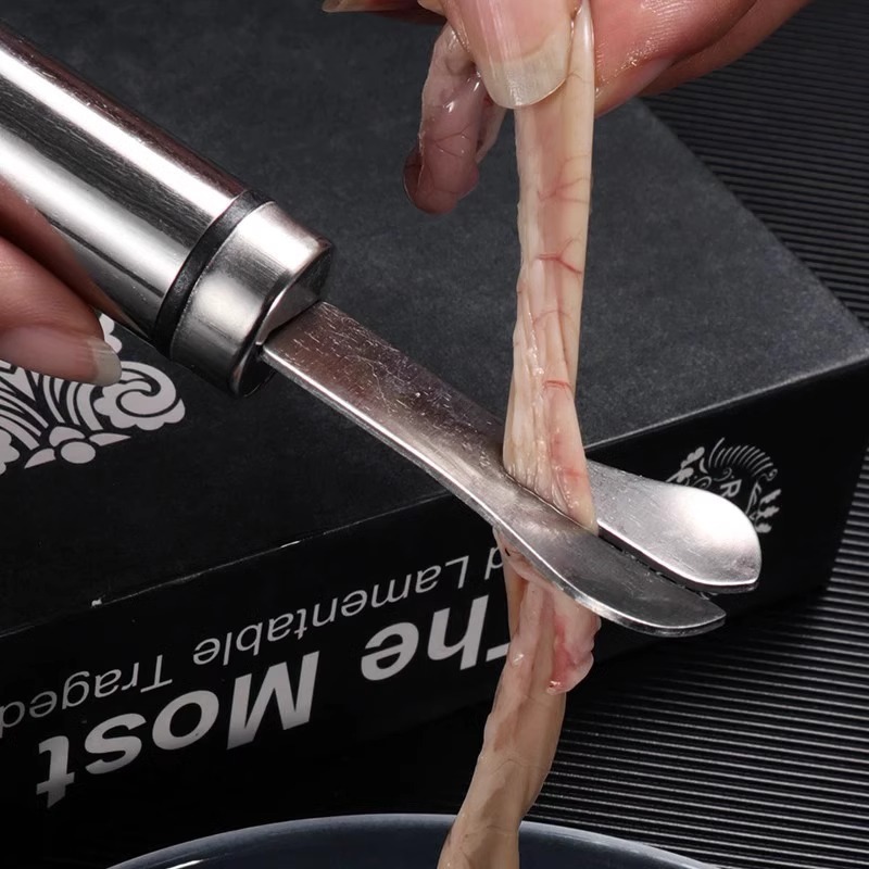 Stainless steel double-head oil scraping knife for flipping chicken and duck intestines, oil scraping knife for cutting fish intestines and opening shrimp lines, a special intestinal cleaning tool Application Scenario