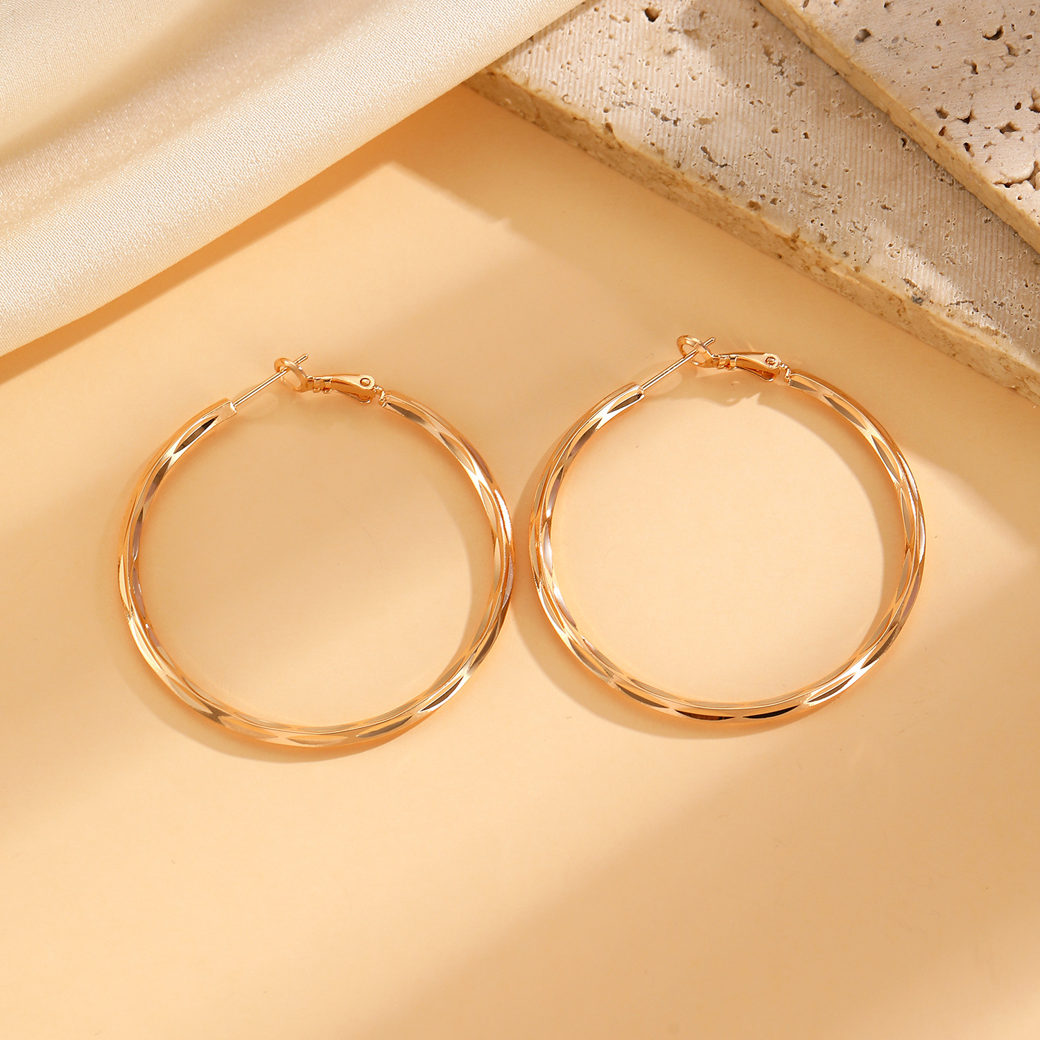 Popular cross-border fashionable, simple, smooth large circle earrings in Europe and America, exuding a sense of elegance and sophistication. Plain ring ear earrings for women Specification drawing