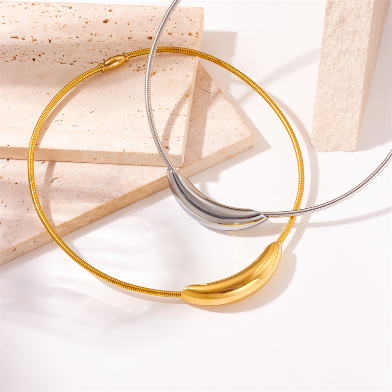 This is a unique and high-end titanium steel round plain ring necklace with exquisite European and American fashion and niche design Specification drawing