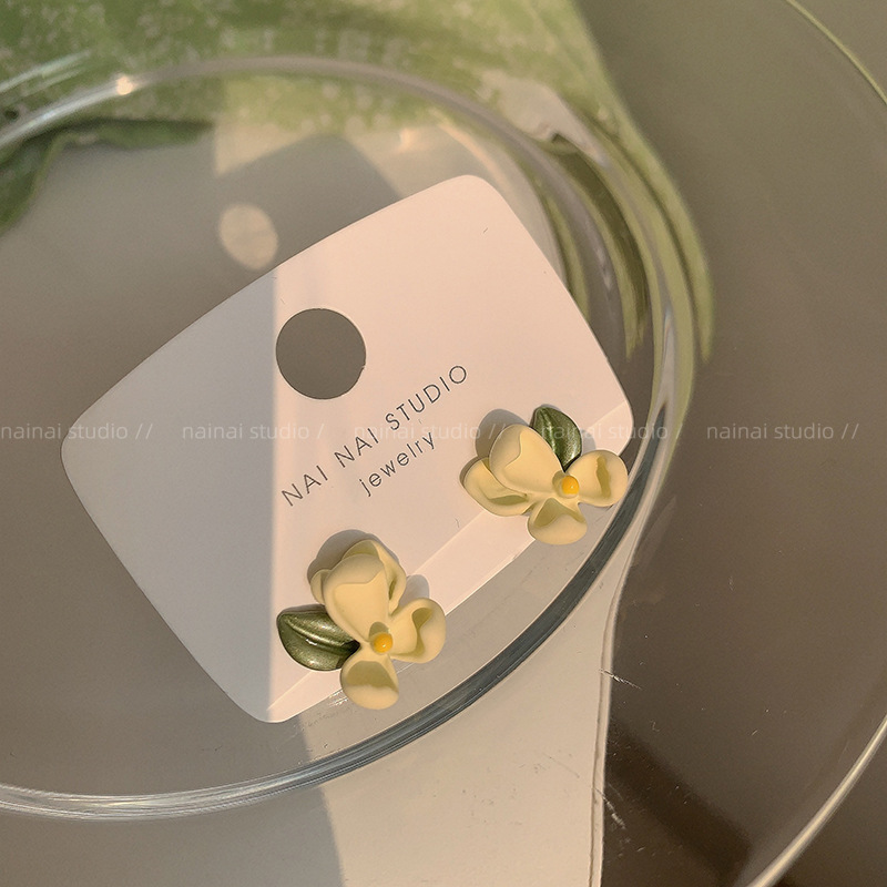 Green gardenia flower ear studs, a fresh and sweet earring for women, a new Spring 2024 bestseller. Flower ear clips details Picture