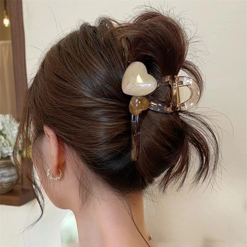 High-end, color-blocked large heart-shaped claw clip for the back of the head, the shark clip for Spring/Summer 2024, a new style clip for women Application Scenario