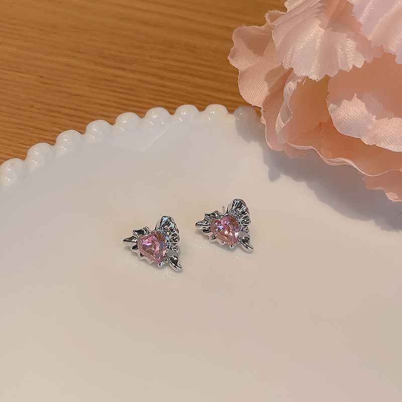 Wholesale of new Korean super shiny pink zircon heart-shaped earrings with a cold and elegant feminine style and a high-end design sense of stud earrings and other accessories Application Scenario